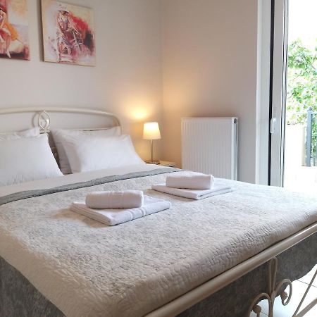 New, Bright, Cozy, Autonomous Apartment With Private Entrance And Garden, 42 M2, 5Min To The Beach And City Center Каламата Екстер'єр фото