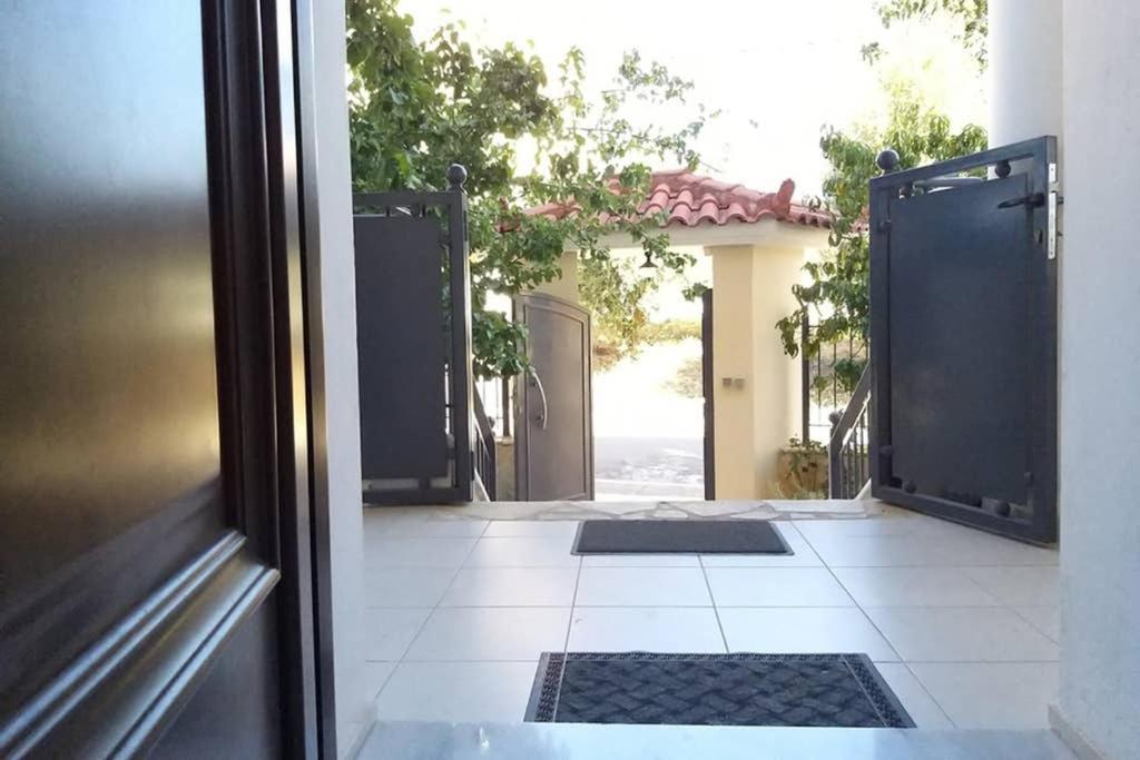 New, Bright, Cozy, Autonomous Apartment With Private Entrance And Garden, 42 M2, 5Min To The Beach And City Center Каламата Екстер'єр фото