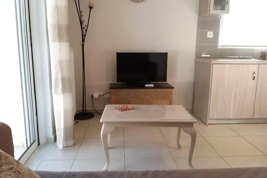 New, Bright, Cozy, Autonomous Apartment With Private Entrance And Garden, 42 M2, 5Min To The Beach And City Center Каламата Екстер'єр фото
