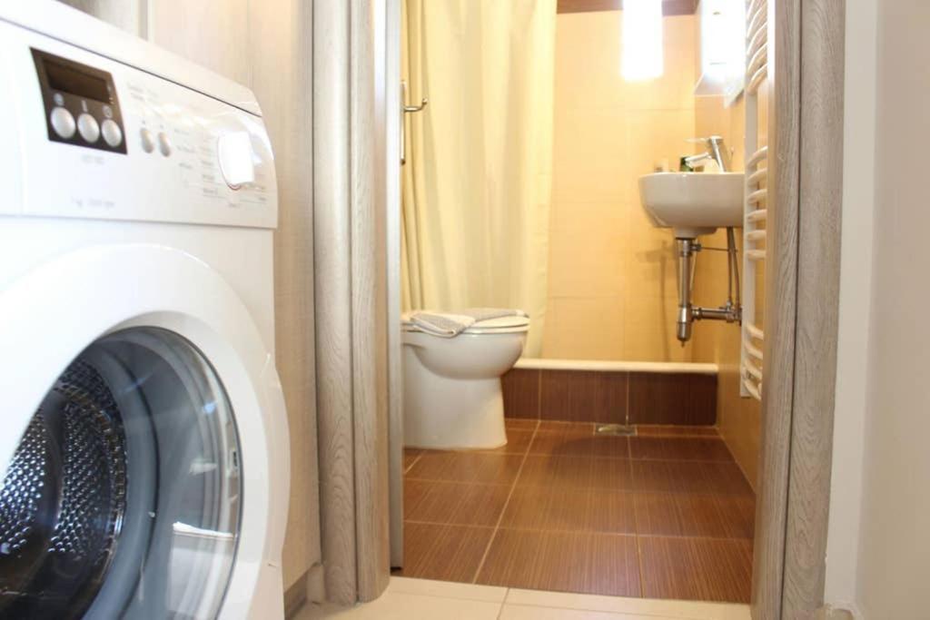 New, Bright, Cozy, Autonomous Apartment With Private Entrance And Garden, 42 M2, 5Min To The Beach And City Center Каламата Екстер'єр фото